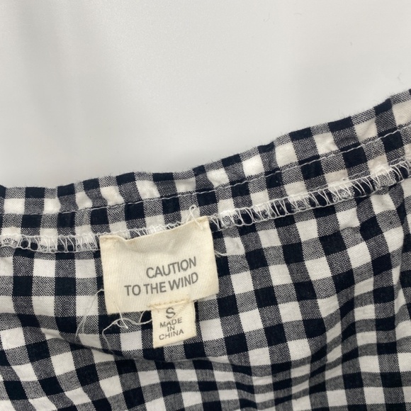 Caution to the Wind Off the shoulder blouse Size Small - Picture 5 of 8